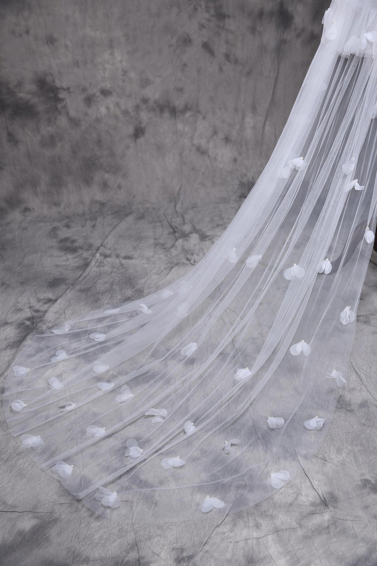 Krispfy.com Bridal gown wedding veil