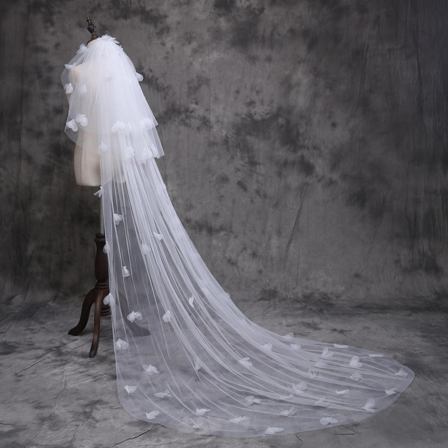 Krispfy.com Bridal gown wedding veil