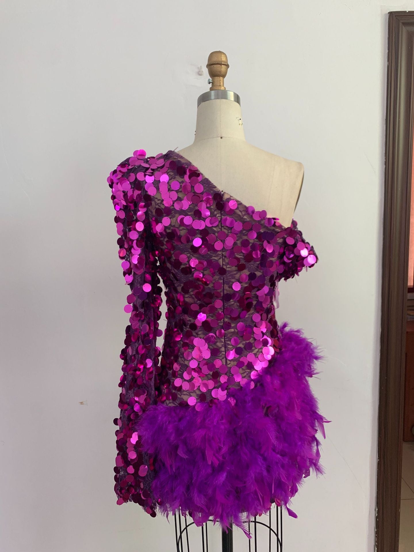 Krispfy.com Purple Sequined Feather Skirt One-shoulder Sleeve Short Dress Luxury Party Stage Performance Dress