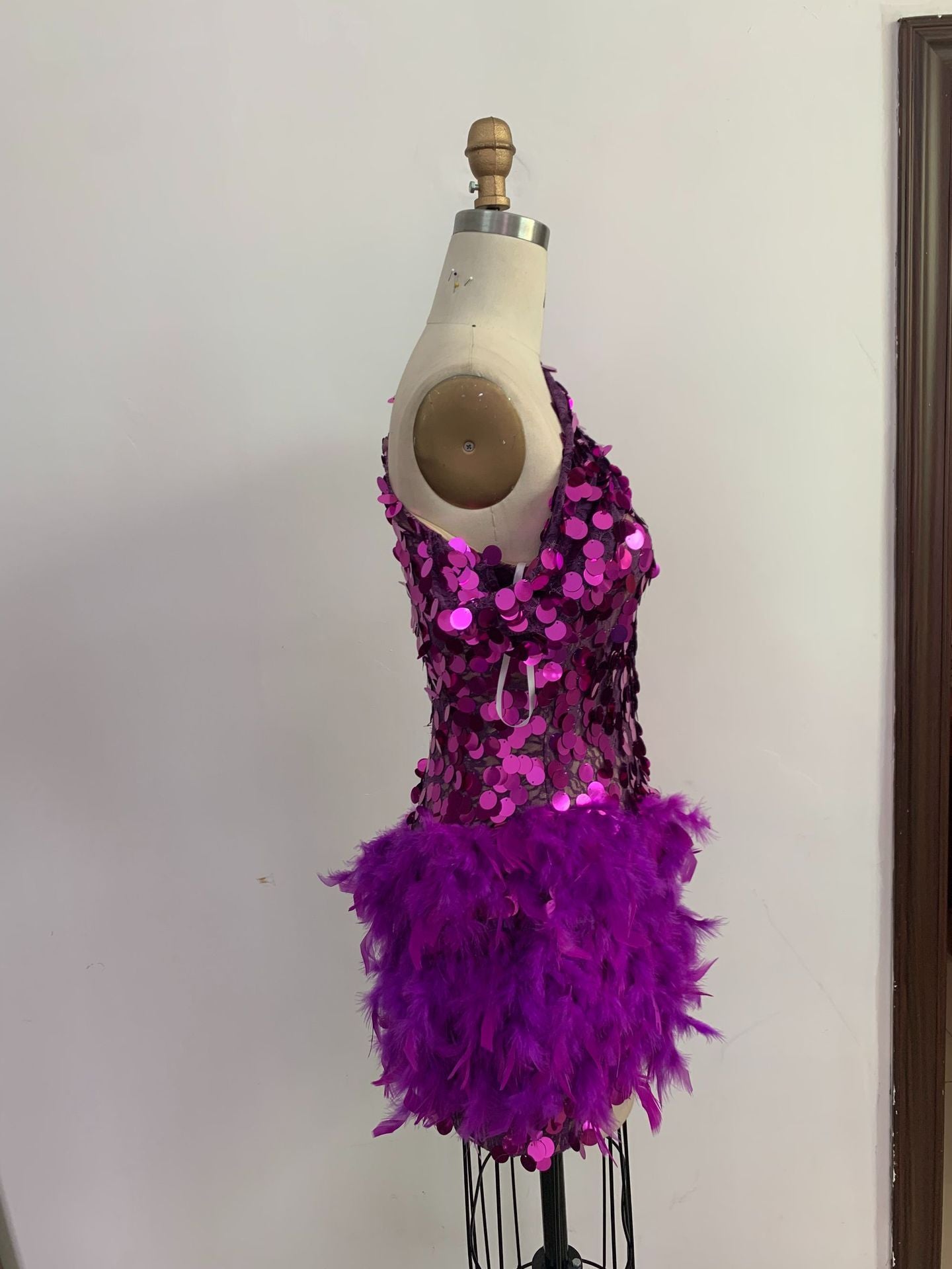 Krispfy.com Purple Sequined Feather Skirt One-shoulder Sleeve Short Dress Luxury Party Stage Performance Dress